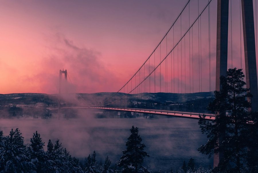 Högakustenbron över Ångermanälven som utgör en viktig transportförbindelse.